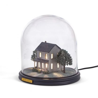 Seletti lampada a campana di vetro riproduzione ambientazione casa di campagna con alberi