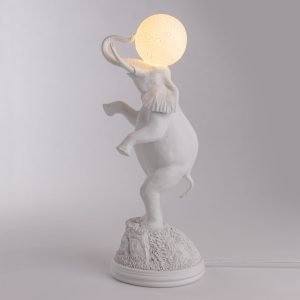 seletti lampada accesa elefante in piedi con la luna sulla testa
