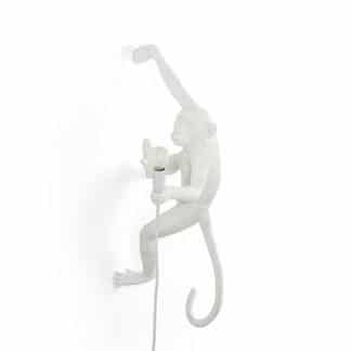 Seletti lampada scimmia appesa da mano destra in resina di colore bianco