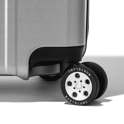 Particolare della ruota del Trolley Montblanc My#4810 Slim in policarbonato colore silver dotato di quattro ruote doppie piroettanti inserti in pelle nera chiusura Tsa con combinazione e targhetta per personalizzazione