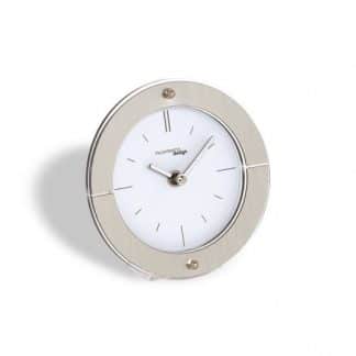 orologio incantesimo design modello Fabula con sfondo bianco