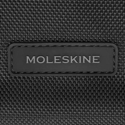 Zaino Moleskine tessuto tecnico nero particolare del logo