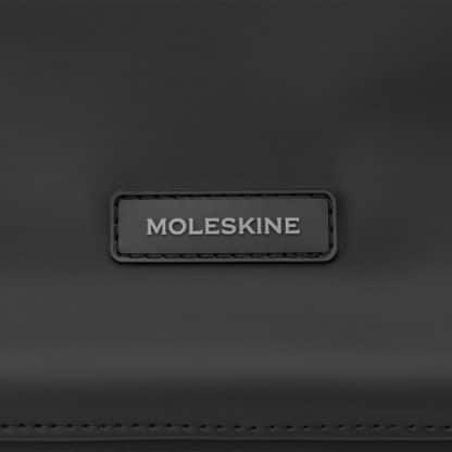 Zaino Moleskine in PU morbido nero particolare del logo