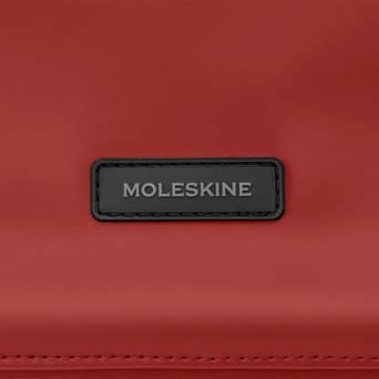 Zaino Moleskine in PU colore rosso bordeaux particolare del logo