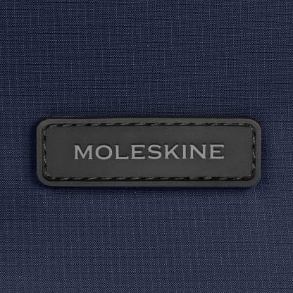 Zaino Moleskine Ripstop in nylon colore blu notte particolare del logo