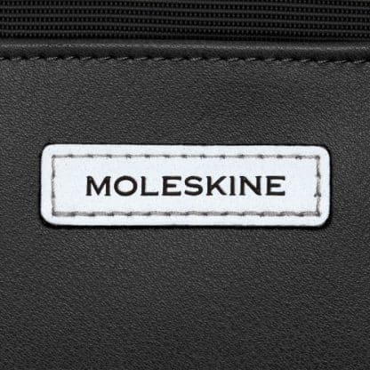 Zaino Moleskine Metro Nero in tessuto particolare del logo