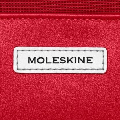 Zaino Moleskine Metro Rosso Cranberry in tessuto particolare del logo