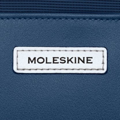 Zaino Moleskine Metro Slim Blu Zaffiro particolare del logo
