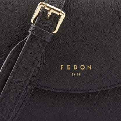 Fedon Emily borsa a tracolla in pelle nera particolare del logo e della tracolla