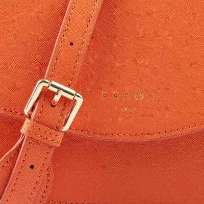 Fedon Emily borsa a tracolla in pelle arancio particolare del logo e della tracolla