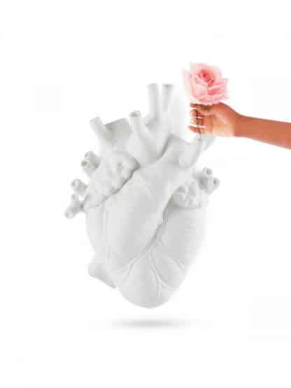 Seletti Love in Blom Giant cuore in porcellana bianca gigante vista frontale con rosa