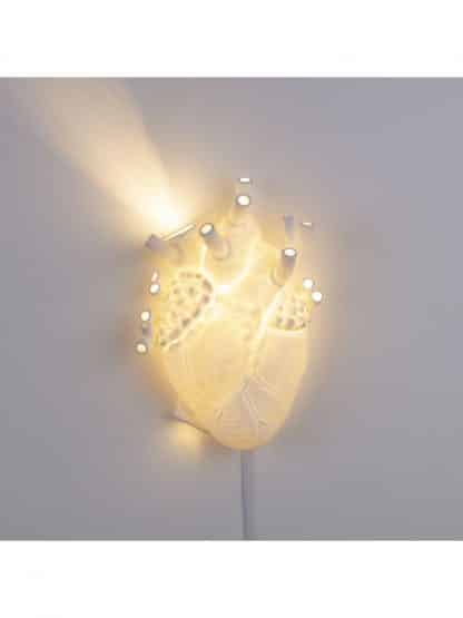Seletti Heart Lamp lampada da muro in porcellana realistica riproduzione del cuore umano vista frontale acceso