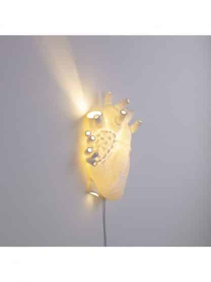 Seletti Heart Lamp lampada da muro in porcellana realistica riproduzione del cuore umano vista trasversale acceso