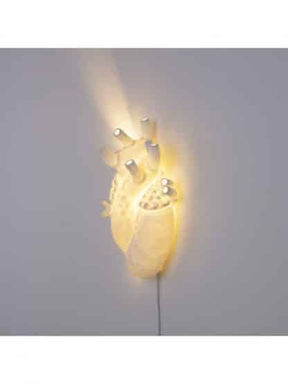 Seletti Heart Lamp lampada da muro in porcellana realistica riproduzione del cuore umano vista trasversale sinistra acceso