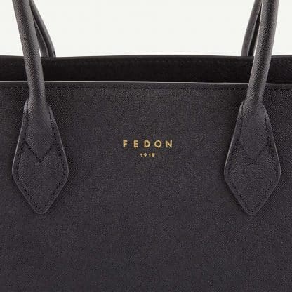 Fedon Emily Tote Bag verticale in pelle nera particolare del logo