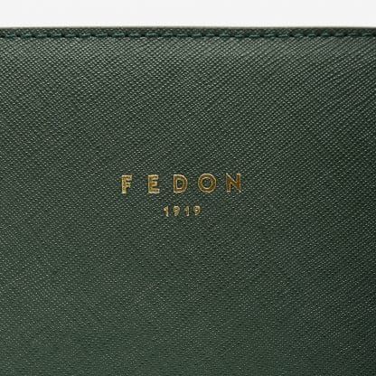 Fedon Emily Tote Bag verticale in pelle verde particolare del logo