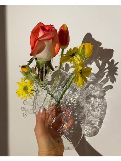 Seletti love in bloom glass vaso realistico a forma di cuore con fiori