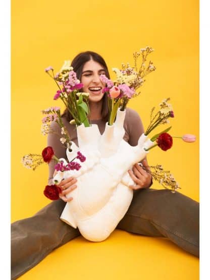 Seletti Love in Blom Giant vaso a forma di cuore in fibra di vetro di colore bianco gigante vista con modella
