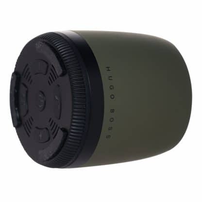 Hugo Boss Speaker Wireless con funzione viva voce di colore verde vista del fondo con tasti volume risposta on off e viva voce