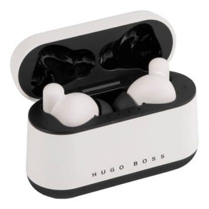 Hugo Boss Earphones . Le cuffie True Wireless Earbuds GEAR MATRIX di HUGO BOSS uniscono una tecnologia superiore e un aspetto elegante e compatto per un'esperienza utente elegante, tecnologia wireless colore bianco, vista della custodia aperta con auricolari all'interno