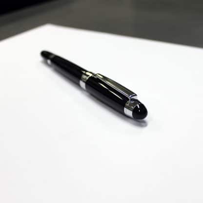 Hugo Boss Icon penna rollerball di colore nero con finiture cromate vista dal retro