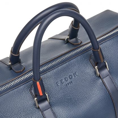 Fedon borsa da viaggio in pelle bottalata di colore blu con tracolla e doppio manico particolare dei manici