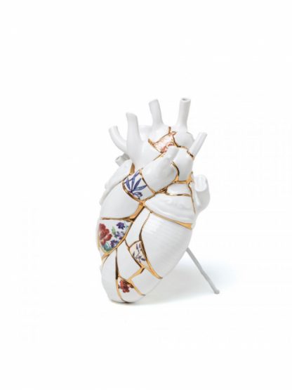 Seletti Vaso Love in Bloom Kintsugi riproduzione reale del cuore umano con inserti in oro 24 carati tipico della serie Kintsugi vista obbliquo