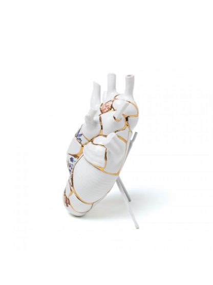 Seletti Vaso Love in Bloom Kintsugi riproduzione reale del cuore umano con inserti in oro 24 carati tipico della serie Kintsugi vista laterale