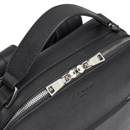 Fedon Ardo Zaino in pelle Saffiano di colore nero può contenere un 13" dotato di vano centrale e tasca anteriore con zip particolare del manico e cerniare