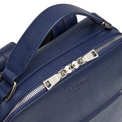 Fedon Ardo Zaino in pelle Saffiano di colore blu può contenere un 13" dotato di vano centrale e tasca anteriore con zip particolare del manico e cerniare