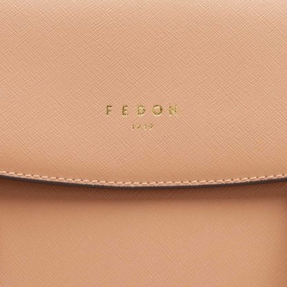Fedon Erera Shopping Bag in pelle Saffiano colore Inca Gold particolare del logo