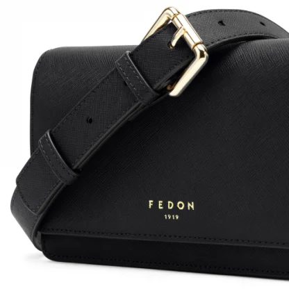 Fedon Erera Mini Bag in pelle Saffiano di colore nero con tracolla regolabile tasca posteriore ed una tasca interna con zip particolare della tracolla