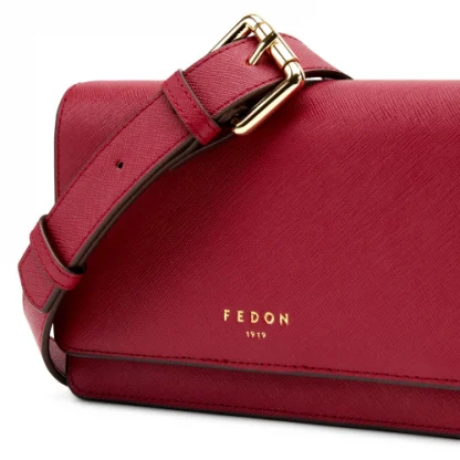 Fedon Erera Mini Bag in pelle Saffiano di colore ruby wine con tracolla regolabile tasca posteriore ed una tasca interna con zip particolare della tracolla