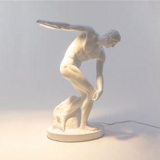 Seletti Discobolux Lampada dimmerabile in resina di colore bianco L'iconica scultura greca immortalata nei momenti prima del lancio del disco, si è arricchita di una fonte di luce inaspettata.