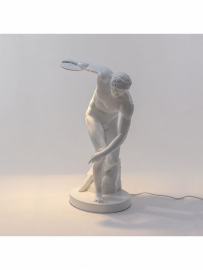Seletti Discobolux Lampada dimmerabile in resina di colore bianco L'iconica scultura greca immortalata nei momenti prima del lancio del disco, si è arricchita di una fonte di luce inaspettata.