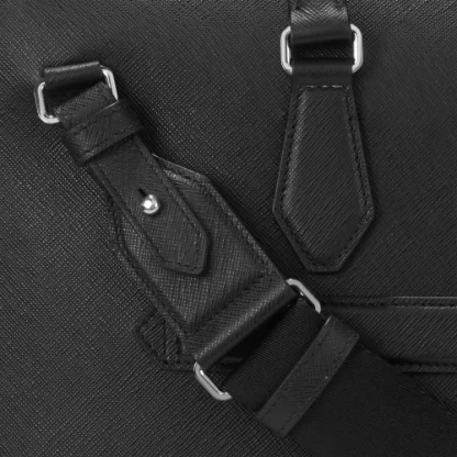 Montblanc Sartorial Borsa in pelle con stampa Saffiano di colore nero, doppio manico, due scomparti con cerniera e tracolla, particolare della tracolla.