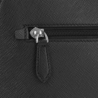 Montblanc Zaino Sartorial medium in pregiata pelle stampa Saffiano, di colore nero, dotato di tre scomparti con zip per riporre documenti, strumenti da scrittura e strumenti elettronici, particolare della zip anteriore.